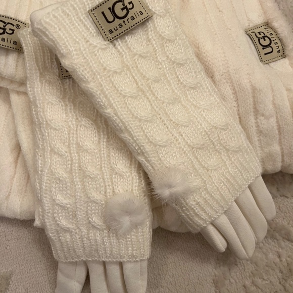- UGG Winter White pom pom hat infinity scarf & glove set NWT - Picture 4 of 7